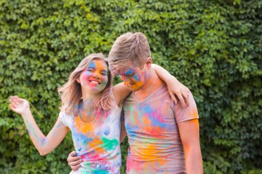 Dostluk, festival Holi, insanlar kavramı - holi Festivali renklerle oynamak genç Çift