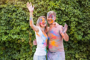 Dostluk, festival Holi, insanlar kavramı - holi Festivali renklerle oynamak genç Çift