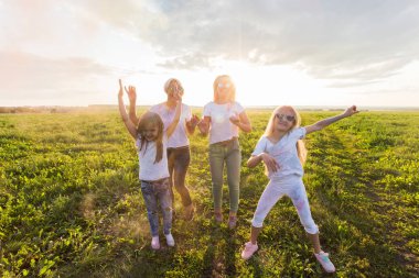 Tatil, yaz ve eğlenceli kavram - bir grup insan holi Festival alanında dans