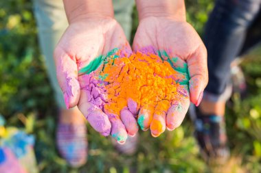 Hint tatil, eğlenceli ve Holi festival kavramı - farklı renklerde örtülü kadın avuç içi