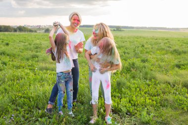 Eğlenceli, renkleri, Hint tatil ve insanlar kavramı - kadın gençler eğleniyor holi festival