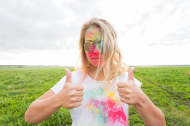 Holi Festivali ve insanlar kavramı - gösterilen renkte mutlu kadın Yaşasın