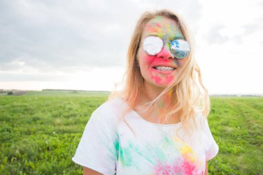 Holi Festivali ve insanlar kavramı - renkli niteliğine mutlu kadın