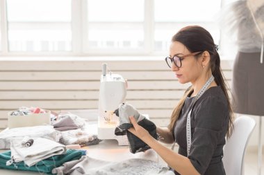 İnsanlar, terzi ve moda kavramı - yüksek açı görünüm portre bir masada oturan gözlük gülümseyen moda tasarımcısı