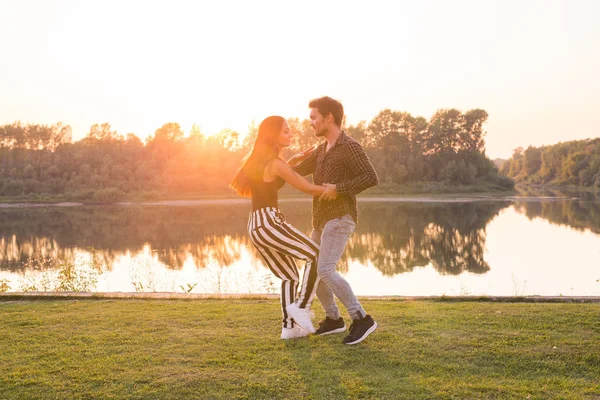 Kizomba, bachata, zouk e latino concetto di danza sociale - Danza maschile e femminile sullo sfondo della natura — Foto Stock