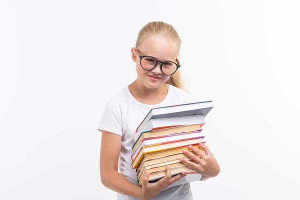 Koncepcja edukacji, ludzie, dzieci i szkoła - uczeń szkoły średniej w gogle gospodarstwa książek w ręce na białym tle — Zdjęcie stockowe