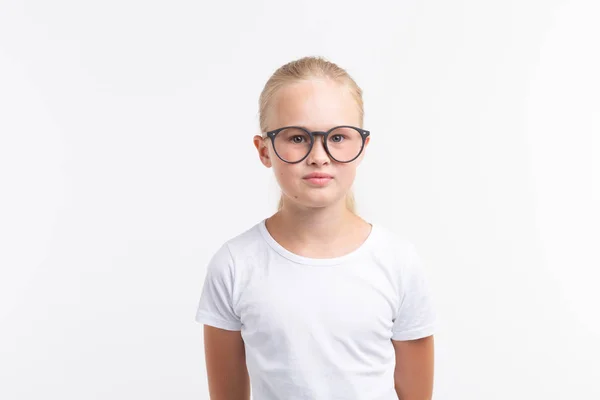 Hermosa niña con gafas aisladas en blanco —  Fotos de Stock