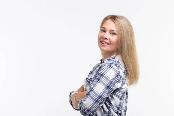 Tanden gezondheid, tandheelkunde en beet correctie - Happy lachende vrouw met accolades op witte achtergrond met kopie ruimte — Stockfoto