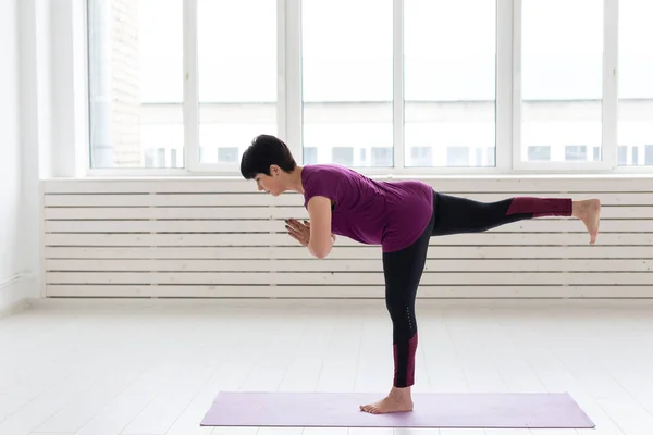 Estilo de vida saludable, personas y concepto deportivo - Mujer de mediana edad haciendo yoga —  Fotos de Stock