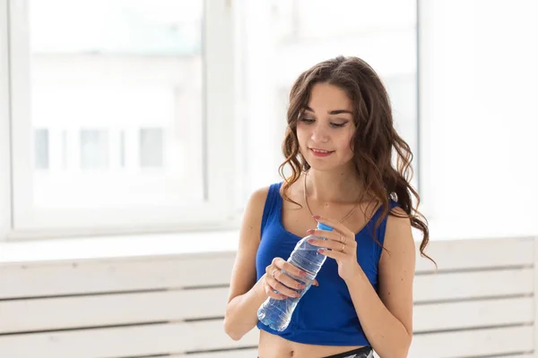 Sport, stile di vita sano, concetto di persone - giovane donna che beve acqua dopo lo sport — Foto Stock