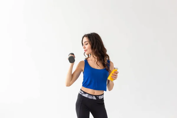 Stile di vita sano, persone e concetto di sport - Donna con succo sano bere per lo sport e fitness su sfondo bianco con spazio copia — Foto Stock