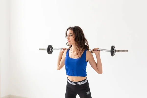 Fitness, spor ve insanlar kavramı - sportif split ağız kavgası veya hamle yapıyor barbell ile gülümseyen — Stok fotoğraf