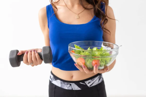 Zdrowy styl życia, ludzi i sport concept - zbliżenie zdrowy kobiety z warzywami i hantle, promowanie zdrowego fitness i odżywiania styl życia — Zdjęcie stockowe