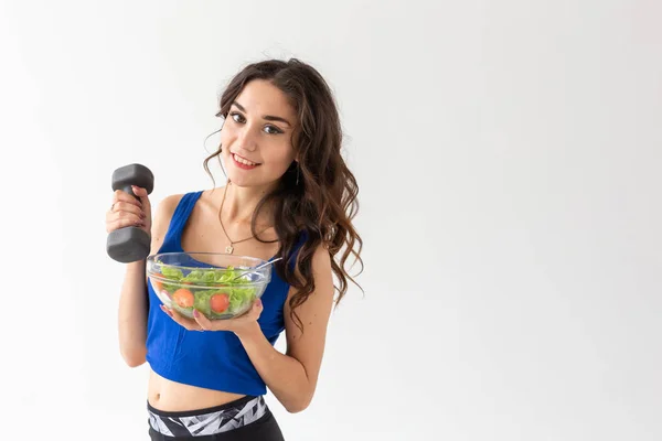 Stile di vita sano, persone e concetto di sport Giovane donna sana con verdure e manubri che promuovono una sana forma fisica e uno stile di vita alimentare — Foto Stock