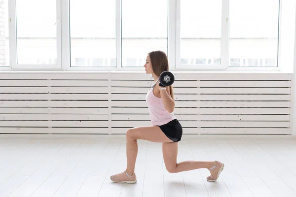 Estilo de vida saludable, fitness, personas y concepto de deporte - Primer plano retrato de la mujer en forma en entrenamiento camisa rosa con barra de cuerpo — Foto de Stock