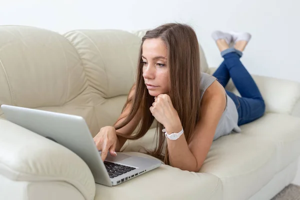 Koncepcja freelance i ludzie - Kobieta, pracująca w domu laptopa — Zdjęcie stockowe