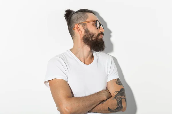 Hipster, människor koncept - skeptisk hipster i vit skjorta med korsade armar — Stockfoto