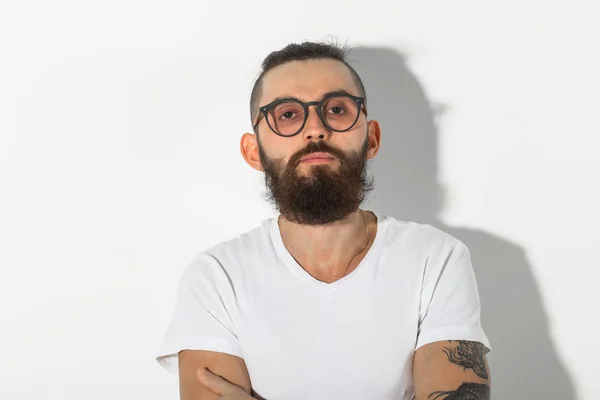 Concepto de belleza, moda y gente - Primer plano del hombre hipster con barba sobre fondo blanco — Foto de Stock