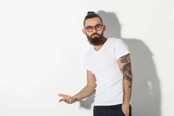 Hipster, άνθρωποι έννοια - τατουάζ γενειοφόρος άνδρας σε λευκό πουκάμισο που απομονώνονται σε λευκό φόντο — Φωτογραφία Αρχείου
