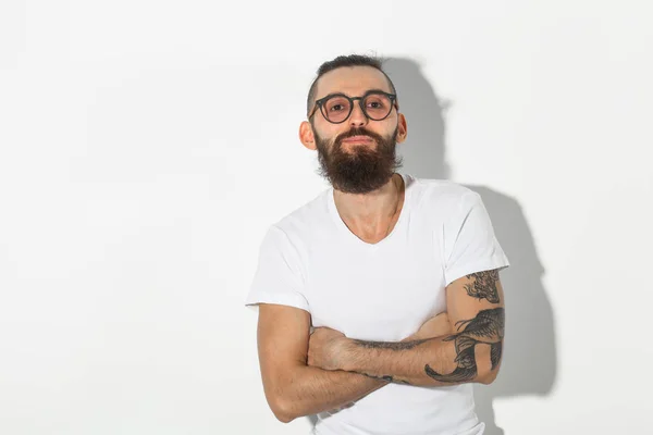 Hipster, άνθρωποι έννοια - δύσπιστος hipster στο λευκό πουκάμισο με σταυρωμένα χέρια — Φωτογραφία Αρχείου