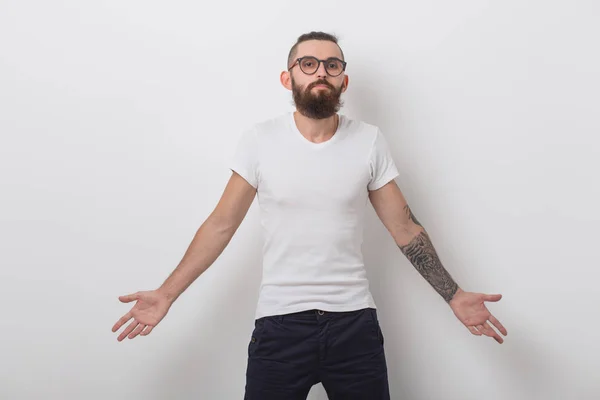 Concepto de belleza, moda y gente: retrato del hombre hipster con barba sobre fondo blanco —  Fotos de Stock
