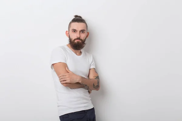 Hipster, concepto de la gente - hipster tipo con gafas con los brazos cruzados sobre un fondo blanco — Foto de Stock