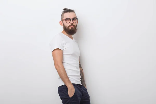 流行に敏感な人々 のコンセプト - 流行に敏感な男の腕を白い背景に組んで眼鏡 — ストック写真