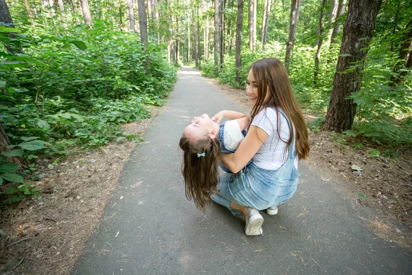 Familien- und Naturkonzept - Porträt von Mutter und Kind beim Spielen im Park — Stockfoto