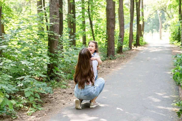 Familie, Elternschaft und Naturkonzept - Mutter mit Tochter im grünen Park — Stockfoto