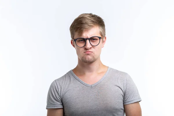 Concepto de personas y emociones - Hombre divertido infeliz aislado sobre fondo blanco — Foto de Stock