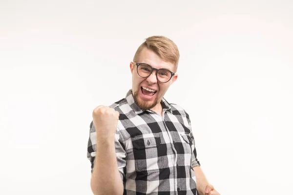 Persone, emozioni e concetto di vittoria - Divertente giovane uomo vestito con camicia che mostra pugno su sfondo bianco — Foto Stock