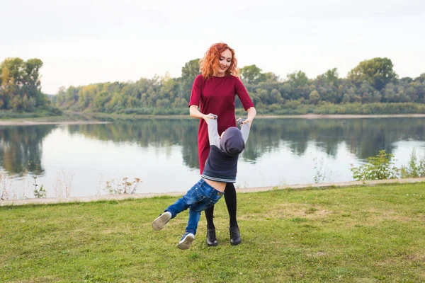 Familie, Kinder, Konzept - junge Mutter, die ihren Sohn im Arm hält — Stockfoto