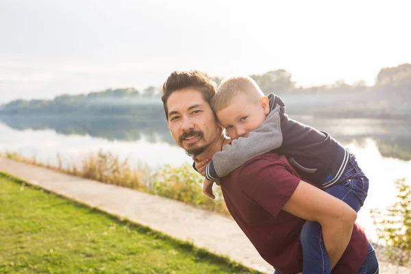 Familj, barndom, faderskap koncept - far kombitrafik hans lille son utanför — Stockfoto