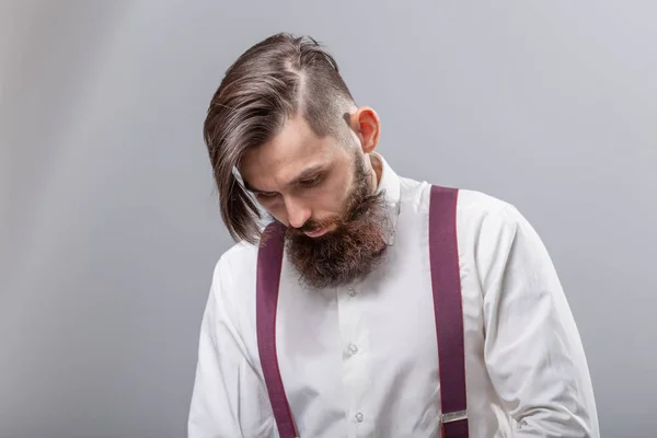 Concepto de personas, moda y estilo - retrato de cerca del joven hipster sobre fondo gris — Foto de Stock