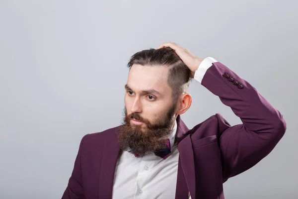 Gente, estilo y concepto de moda - Retrato de hombre barbudo vestido con camisa blanca sobre fondo gris —  Fotos de Stock
