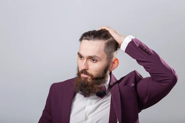 Pessoas, estilo e conceito de moda - Retrato de homem barbudo vestido de camisa branca sobre fundo cinza — Fotografia de Stock