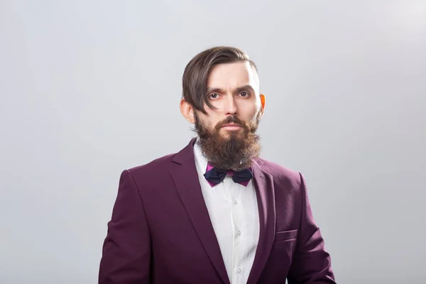Persone, stile e concetto di moda - Ritratto di uomo bello barbuto su sfondo grigio — Foto Stock