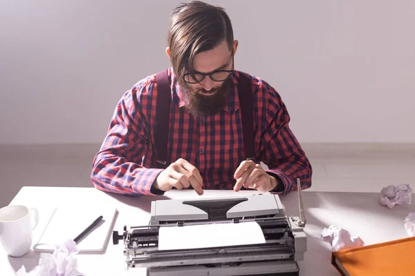 Vintage, escritor y concepto hipster - joven escritor elegante que trabaja en la máquina de escribir — Foto de Stock
