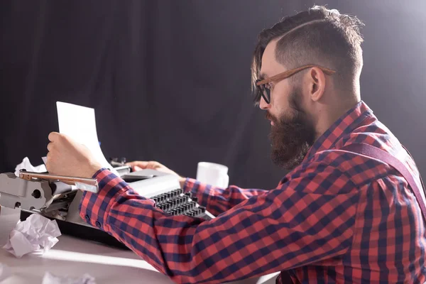 People, writer and hipster concept - young stylish writer working on typewriter — Stock Photo, Image