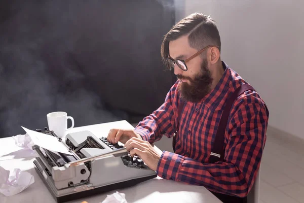 Gente, escritor y concepto hipster - joven escritor elegante que trabaja en la máquina de escribir —  Fotos de Stock