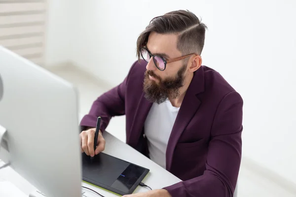 Gente, diseño y concepto de estilo - diseñador gráfico bosquejo nuevo proyecto en la tableta de trabajo en el ordenador — Foto de Stock