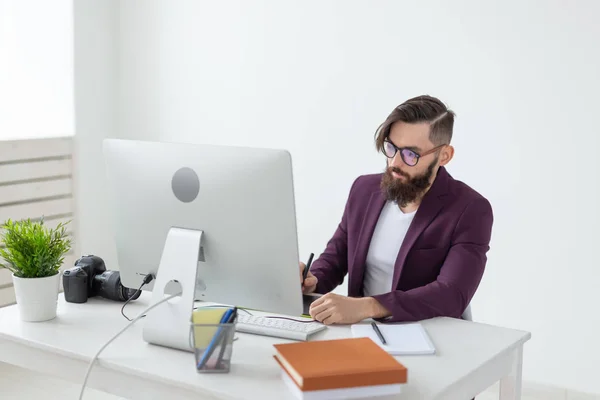 Concepto de personas y tecnología - Vista de bajo ángulo de un artista vestido con chaqueta púrpura dibujando algo en la tableta gráfica — Foto de Stock