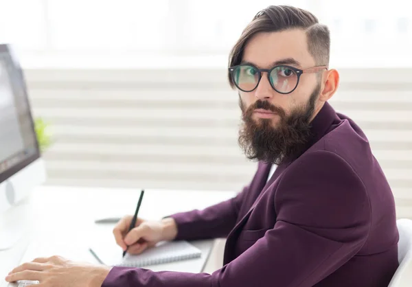 Concepto de personas y tecnología - Retrato de vista lateral del hombre guapo vestido con chaqueta púrpura trabajando en el ordenador — Foto de Stock