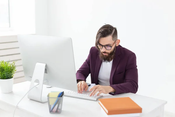 Concepto de personas y tecnología - Hombre atractivo con barba trabajando en el ordenador — Foto de Stock