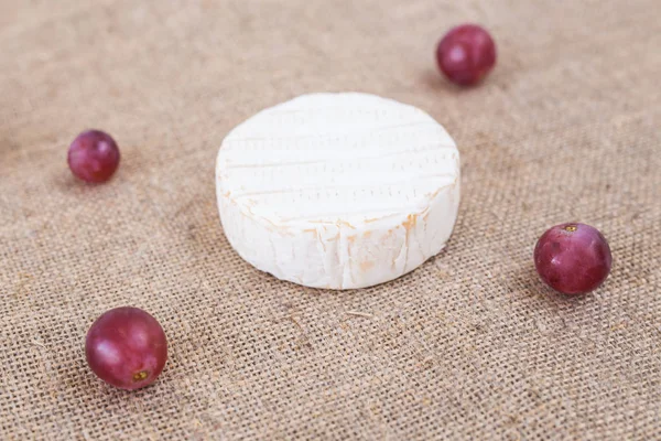 Queso Camembert. Queso Brie fresco sobre un fondo rústico — Foto de Stock