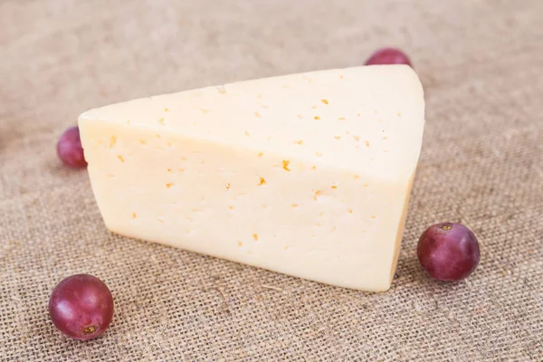 Stukje huisgemaakte kaas en druiven, bovenaanzicht — Stockfoto