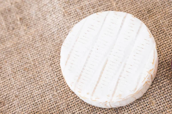 Camembert sajt. Friss Brie sajt egy rusztikus háttér felülnézet — Stock Fotó