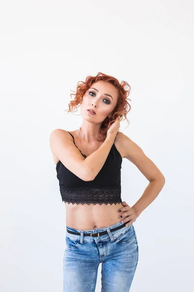 Mode, Modellierung, People-Konzept - junge Frau mit nacktem Bauch vor weißem Hintergrund — Stockfoto