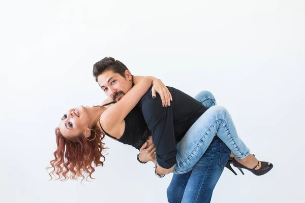 Romántico, pasión, concepto de personas - pareja joven bailando con pasión —  Fotos de Stock