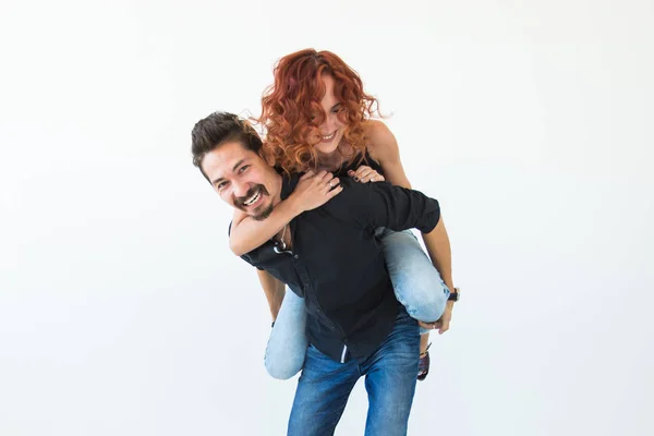 Romantico, passione, concetto di persone - giovane coppia che balla con passione — Foto Stock